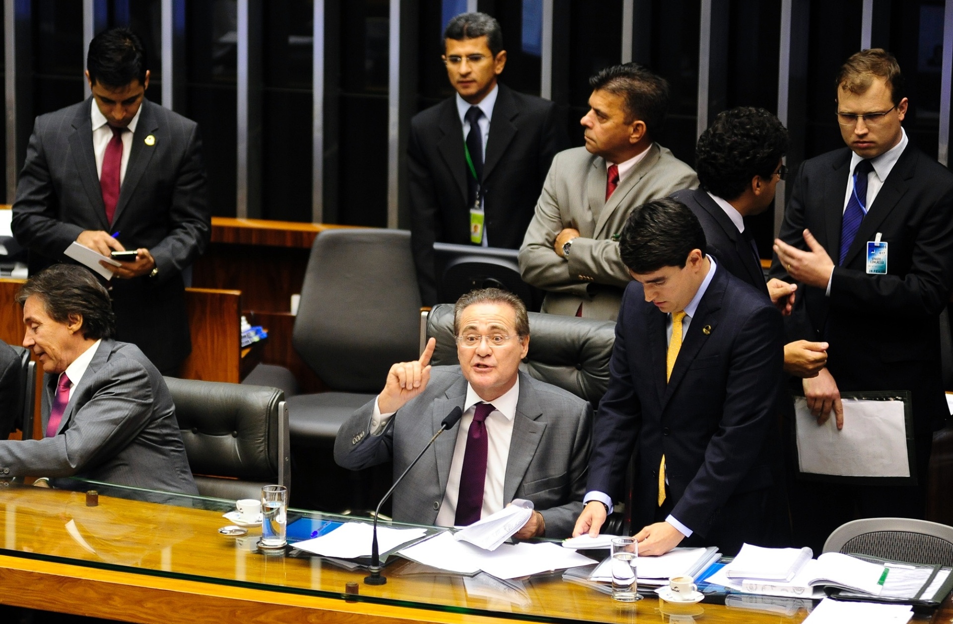 2.dez.2014 - A sessão do Congresso Nacional para votar a manobra fiscal a que o governo recorreu para tentar fechar as contas de 2014 foi marcada pela troca de socos, empurra-empurra e muita gritaria. Após a interrupção de manifestantes, que gritavam "PT roubou" e "vá para Cuba", o presidente do Congresso, senador Renan Calheiros (PMDB-AL), mandou esvaziar as galerias do plenário, mas congressistas da oposição fizeram um cordão de isolamento para tentar impedir ação da Polícia Legislativa. A sessão foi suspensa - Gustavo Lima / Câmara dos Deputados