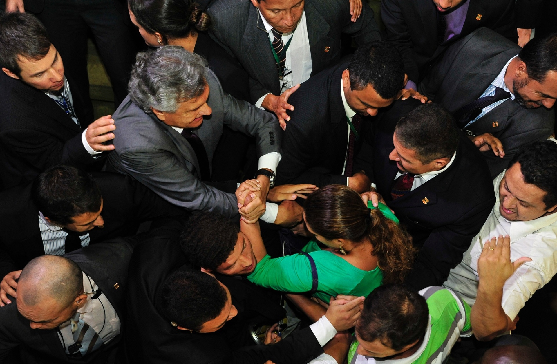2.dez.2014 - A sessão do Congresso Nacional para votar a manobra fiscal a que o governo recorreu para tentar fechar as contas de 2014 foi marcada pela troca de socos, empurra-empurra e muita gritaria. Após a interrupção de manifestantes, que gritavam "PT roubou" e "vá para Cuba", o presidente do Congresso, senador Renan Calheiros (PMDB-AL), mandou esvaziar as galerias do plenário, mas congressistas da oposição fizeram um cordão de isolamento para tentar impedir ação da Polícia Legislativa. A sessão foi suspensa - Gustavo Lima / Câmara dos Deputados