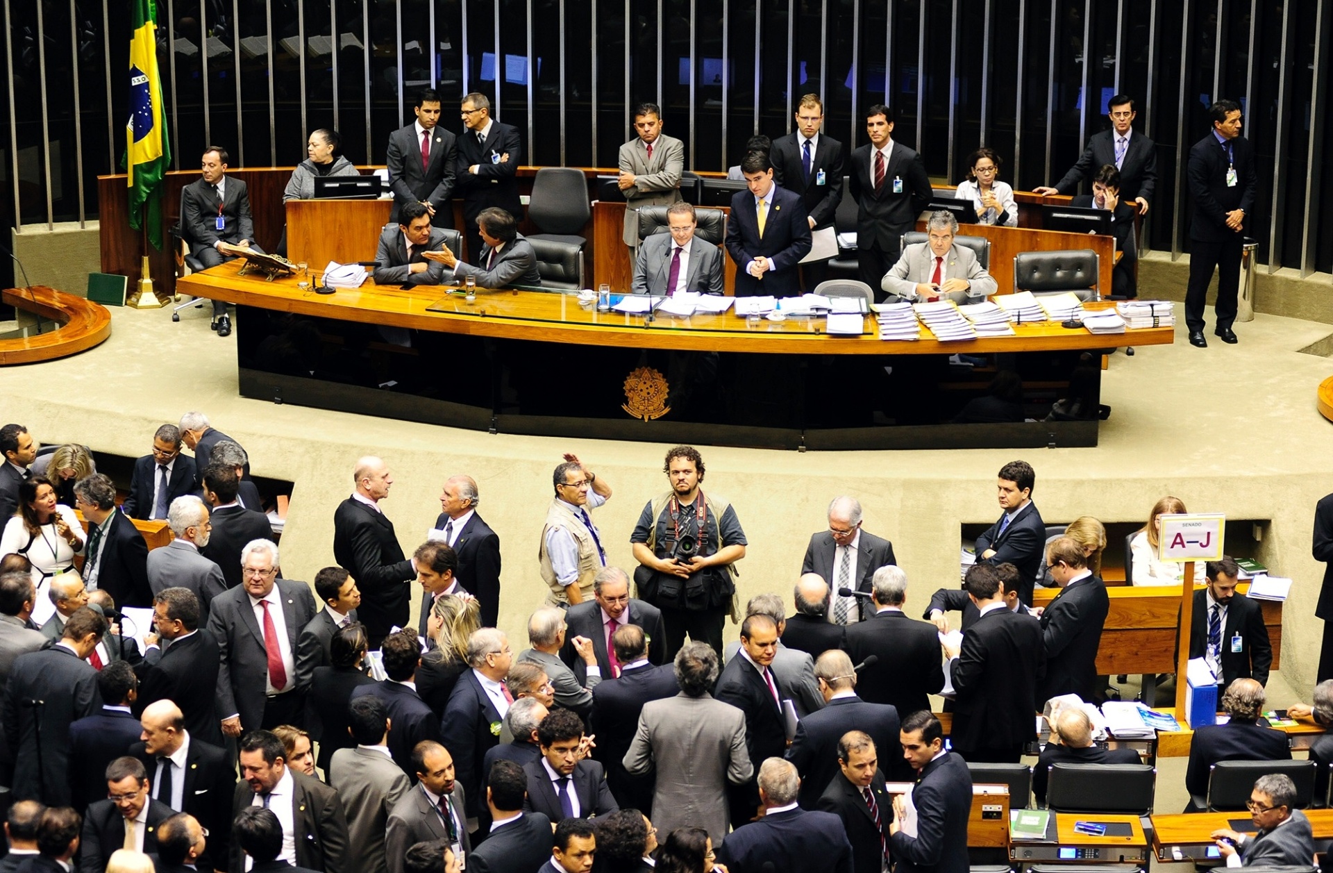 2.dez.2014 - A sessão do Congresso Nacional para votar a manobra fiscal a que o governo recorreu para tentar fechar as contas de 2014 foi marcada pela troca de socos, empurra-empurra e muita gritaria. Após a interrupção de manifestantes, que gritavam "PT roubou" e "vá para Cuba", o presidente do Congresso, senador Renan Calheiros (PMDB-AL), mandou esvaziar as galerias do plenário, mas congressistas da oposição fizeram um cordão de isolamento para tentar impedir ação da Polícia Legislativa. A sessão foi suspensa - Gustavo Lima / Câmara dos Deputados