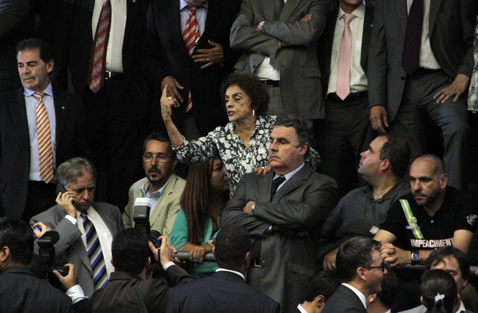 2.dez.2014 - A sessão do Congresso Nacional para votar a manobra fiscal a que o governo recorreu para tentar fechar as contas de 2014 foi marcada pela troca de socos, empurra-empurra e muita gritaria. Após a interrupção de manifestantes, que gritavam "PT roubou" e "vá para Cuba", o presidente do Congresso, senador Renan Calheiros (PMDB-AL), mandou esvaziar as galerias do plenário, mas congressistas da oposição fizeram um cordão de isolamento para tentar impedir ação da Polícia Legislativa. A sessão foi suspensa - Gustavo Lima / Câmara dos Deputados