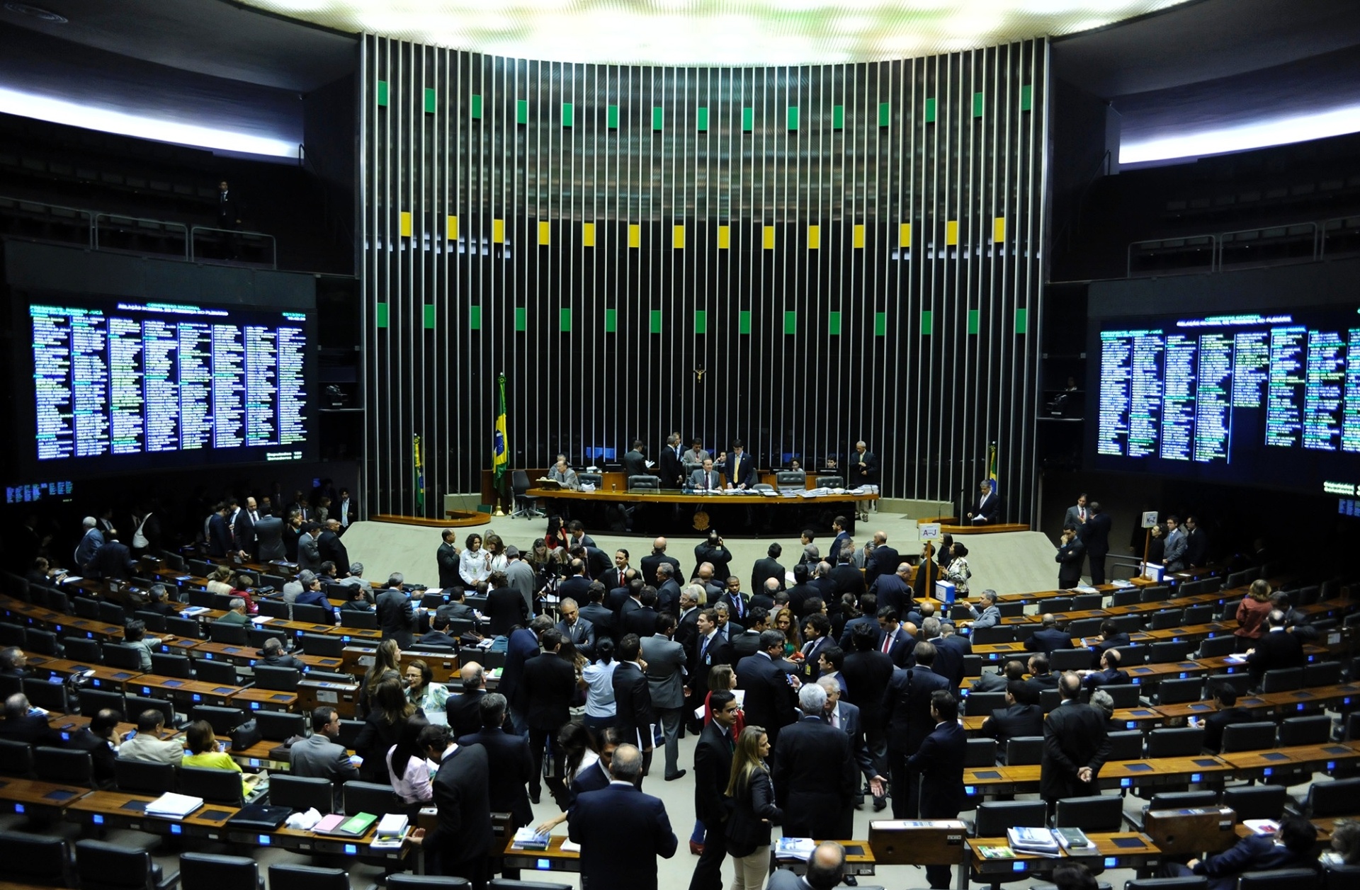 2.dez.2014 - A sessão do Congresso Nacional para votar a manobra fiscal a que o governo recorreu para tentar fechar as contas de 2014 foi marcada pela troca de socos, empurra-empurra e muita gritaria. Após a interrupção de manifestantes, que gritavam "PT roubou" e "vá para Cuba", o presidente do Congresso, senador Renan Calheiros (PMDB-AL), mandou esvaziar as galerias do plenário, mas congressistas da oposição fizeram um cordão de isolamento para tentar impedir ação da Polícia Legislativa. A sessão foi suspensa - Gustavo Lima / Câmara dos Deputados