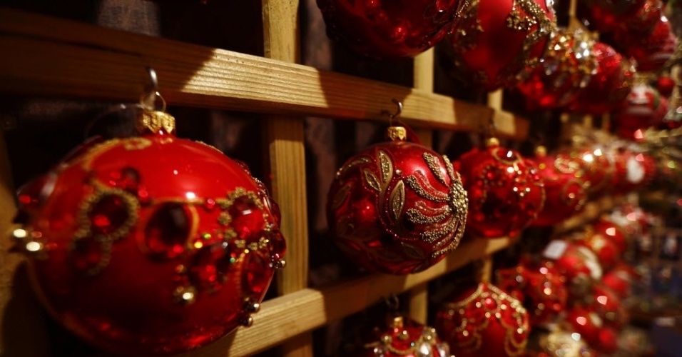 2.dez.2014 - Bolas de vidro para enfeitar árvores de Natal são colocadas à venda em uma fábrica de enfeites natalinos feitos a mão, na cidade de Jozefow, perto de Varsóvia, na Polônia
