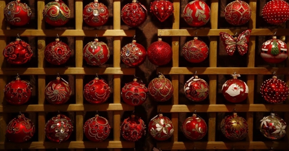 2.dez.2014 - Bolas de vidro para enfeitar árvores de Natal são colocadas à venda em uma fábrica de enfeites natalinos feitos a mão, na cidade de Jozefow, perto de Varsóvia, na Polônia