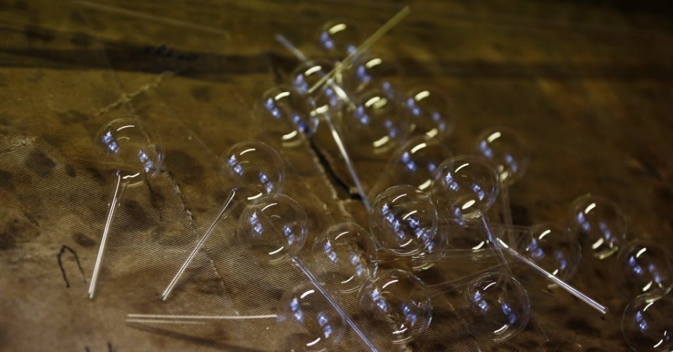 2.dez.2014 - Bolas de vidro recém-criadas são encontradas em uma fábrica de enfeites natalinos feitos a mão, na cidade de Jozefow, perto de Varsóvia, na Polônia