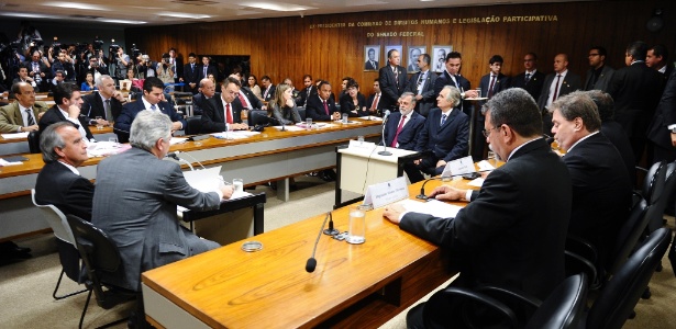 O ex-diretor de abastecimento da Petrobras Paulo Roberto Costa (à dir.) na CPI mista da Petrobras em acareação com Nestor Cerveró - Jefferson Rudy/Agência Senado