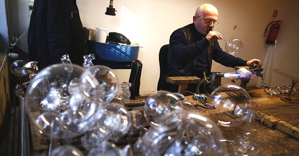 2.dez.2014 - Artesão sopra o vidro para criar uma bola em uma fábrica de enfeites natalinos feitos à mão, na cidade de Jozefow, perto de Varsóvia, na Polônia. A fábrica é uma das poucas a manter uma produção de artefatos de Natal com técnicas antigas