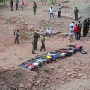 Pessoas observam corpos de trabalhadores mortos pela milícia islâmica Al Shabaab em Koromey, no Quênia - Reuters