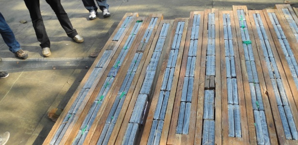 Quadrilha escondia cocaína entre tábuas de madeira de casas pré-fabricadas - Polícia Federal