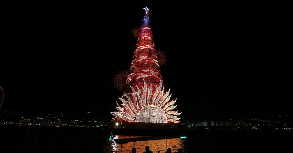 Conheça a parte interna da enorme árvore de Natal da lagoa Rodrigo de  Freitas - Fotos - UOL Notícias