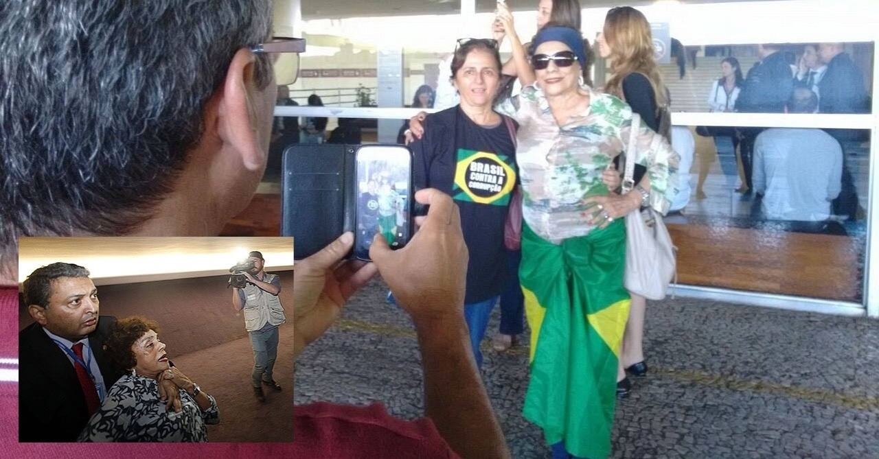 3.dez.2014 - A administradora Ruth Gomes de Sá (de óculos), 79, agredida em protesto nas galerias do plenário do Congresso Nacional durante a sessão tumultuada desta terça-feira (2), voltou ao Congresso e diz não querer virar "celebridade". Ela tirou fotos com as pessoas que passavam pela entrada da Câmara e deu mais de 15 entrevistas. Ao ser questionada pela reportagem do UOL sobre por que voltou ao Congresso hoje, Ruth respondeu: "vim quebrar o pau aí" - Arte/UOL
