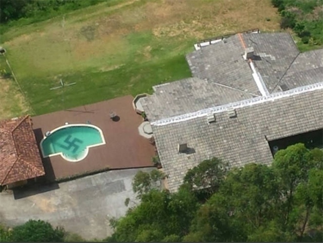 3.dez.2014 - A Polícia Civil divulgou nesta quarta-feira (3) a foto de uma suástica no fundo da piscina de uma residência no Vale do Itajaí, em Santa Catarina. A imagem foi registrada durante um voo de helicóptero na terça-feira (2)