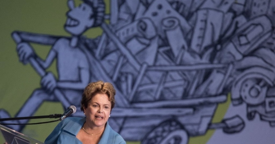 3.dez.2014 - A presidente Dilma Rousseff e o ministro Gilberto Carvalho participam do Natal Solidário com catadores de materiais recicláveis e moradores de rua na Expocatadores, no centro de exposições Anhembi, na zona norte de São Paulo