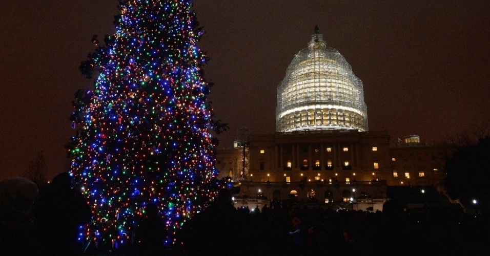 3.dez.2014 - Árvore de Natal ao lado do Capitólio, sede do Legislativo dos EUA, brilha em Washington DC, capital do país