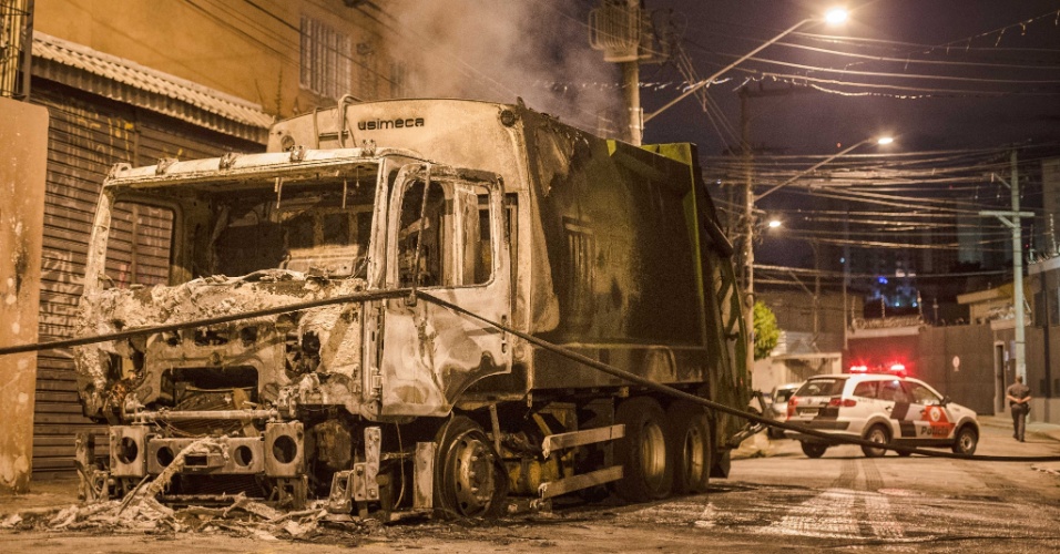 3.dez.2014 - Um caminhão de lixo foi incendiado na madrugada desta quarta-feira (3) na zona oeste de São Paulo. Ninguém ficou ferido. O motorista disse para a polícia que um grupo mandou ele descer do veículo e ateou fogo em seguida. O caminhão foi destruído pelo fogo. Segundo a PM, o motorista afirmou que o veículo estava parado desde às 17h na rua Felix Della Rosa devido a problemas mecânicos. A PM não soube informar o que teria motivado o ataque