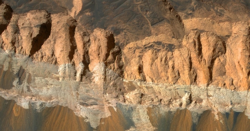 3.dez.2014 - Características de erosão ficam evidentes nas rochas em tons claros em Aram Chaos, uma cratera perto do equador de Marte que já foi repleta de rochas sedimentares. Com a curadoria de artistas, fotógrafos e editores de fotografia, a Nasa reuniu uma série de imagens para compor a 