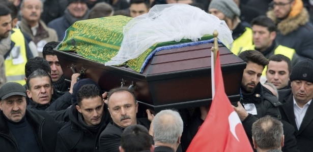 Centenas de pessoas acompanham o funeral de Tugce Albayrak, na Alemanha