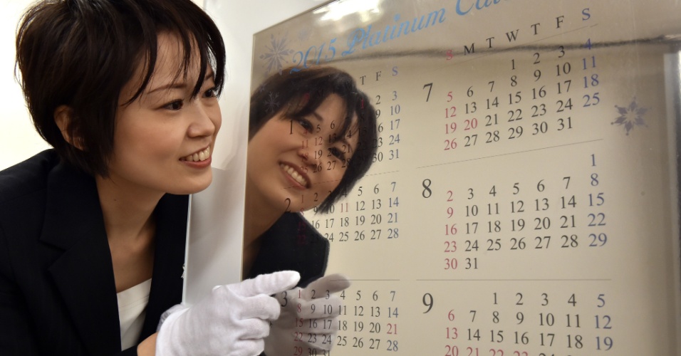 3.dez.2014 - Funcionária de joalheria japonesa exibe um calendário para 2015 feito de platina pura em loja no famoso distrito de Ginza, em Tóquio. O calendário, medindo 77 cm por 50 cm e com 10 kg, está avaliado em US$ 840 mil