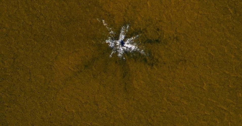 3.dez.2014 - Gelo é avistado em cratera de Marte formada em 2008. Com a curadoria de artistas, fotógrafos e editores de fotografia, a Nasa reuniu uma série de imagens para compor a 
