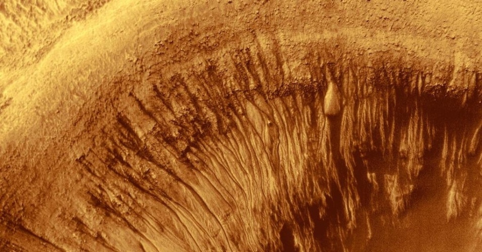 3.dez.2014 - Imagem mostra detalhes da cratera de Newton, em Marte, que é uma grande bacia formada pelo impacto de um asteroide que provavelmente ocorreu mais de 3 bilhões de anos atrás. Com a curadoria de artistas, fotógrafos e editores de fotografia, a Nasa reuniu uma série de imagens para compor a 