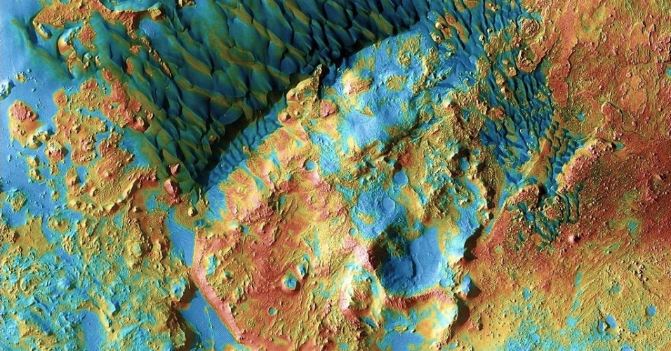 3.dez.2014 - Imagem mostra região de Arabia Terra, um dos terrenos mais antigos de Marte, de acordo com os cientistas. Com a curadoria de artistas, fotógrafos e editores de fotografia, a Nasa reuniu uma série de imagens para compor a 
