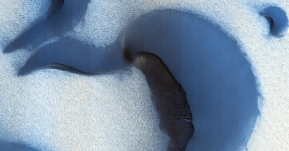 3.dez.2014 - Imagem obtida no verão mostra pequenas manchas de gelo remanescentes na superfície de Marte. Com a curadoria de artistas, fotógrafos e editores de fotografia, a Nasa reuniu uma série de imagens para compor a 