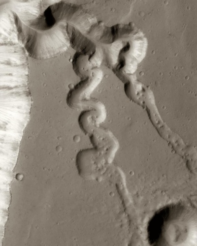 3.dez.2014 - Imagem obtida pela sonda Mars Odyssey mostra o vale Shalbatana Vallis, em Marte. Com a curadoria de artistas, fotógrafos e editores de fotografia, a Nasa reuniu uma série de imagens para compor a 