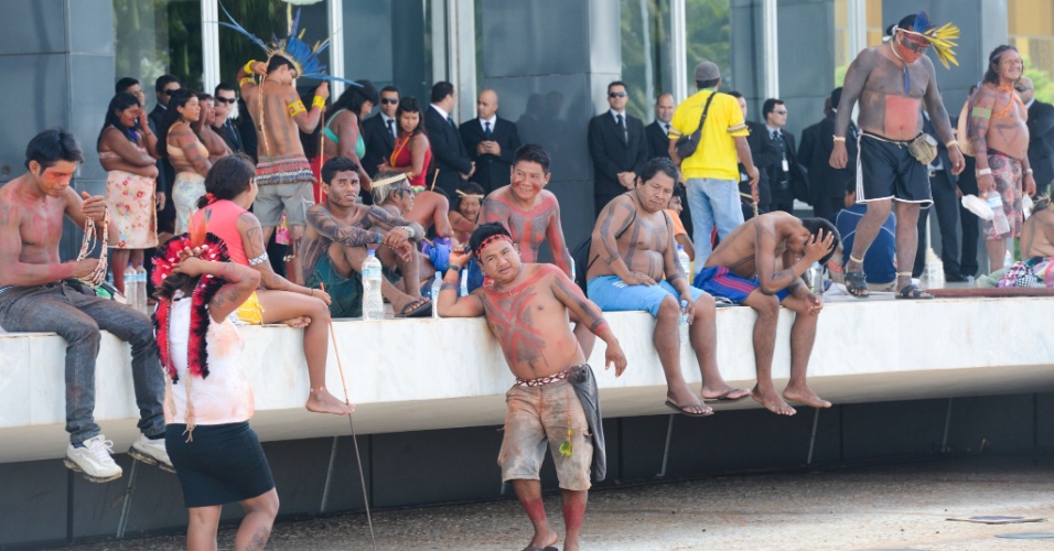 3.dez.2014 - Índios de várias etnias (Xerente, Krahô, Kanela, Apinajé, Karajá e Xavante) fazem um protesto em frente ao STF (Supremo Tribunal Federal), nesta quarta-feira (3) para sensibilizar os ministros sobre a demarcação de terras indígenas