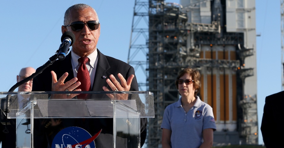 3.dez.2014 - O administrador da Nasa, Charles Bolden, fala com a imprensa próximo ao foguete Delta 4, que carrega a cápsula Orion, nesta quarta-feira (3), em Cabo Canaveral, na Flórida (EUA)