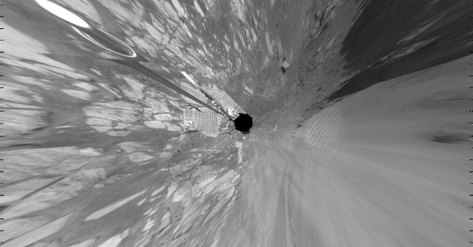 3.dez.2014 - O robô Opportunity da Nasa (agência espacial americana) usou sua câmera de navegação para registrar a área batizada de Duck Bay, uma porção da cratera Victoria, em Marte. Com a curadoria de artistas, fotógrafos e editores de fotografia, a Nasa reuniu uma série de imagens para compor a 