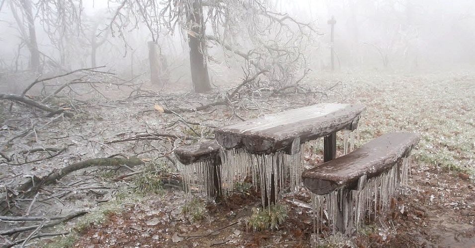 3.dez.2014 - Uma mesa e bancos de madeira ficaram congelados nesta terça-feira (2) após chuvas e nevasca na floresta de Budapeste, na Hungria
