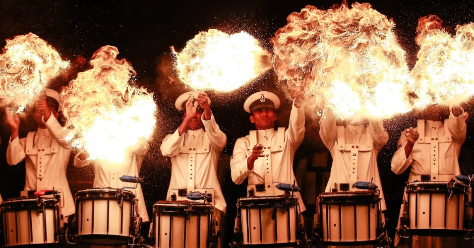 4.dez.2014 - Soldados demonstram suas habilidades tocando tambores durante as celebrações do Dia da Marinha em Mumbai, na Índia