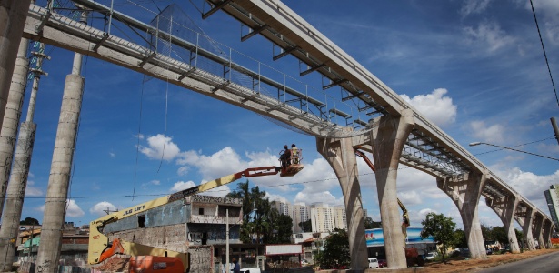 Operários trabalham na construção dos trilhos do Monotrilho Linha 15 Prata do Metrô, na zona leste de São Paulo, próximo à estação Camilo Haddad - Lalo de Almeida/ Folhapress