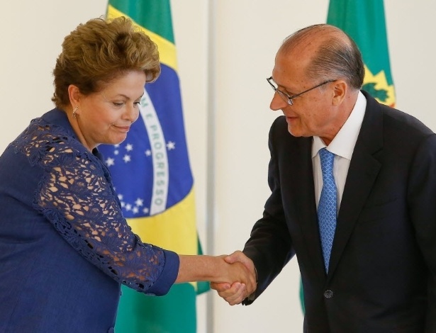 A presidente Dilma Rousseff (PT) e o governador de São Paulo, Geraldo Alckmin (PSDB), na cerimônia de assinatura de contratos de infraestrutura - Pedro Ladeira/Folhapress