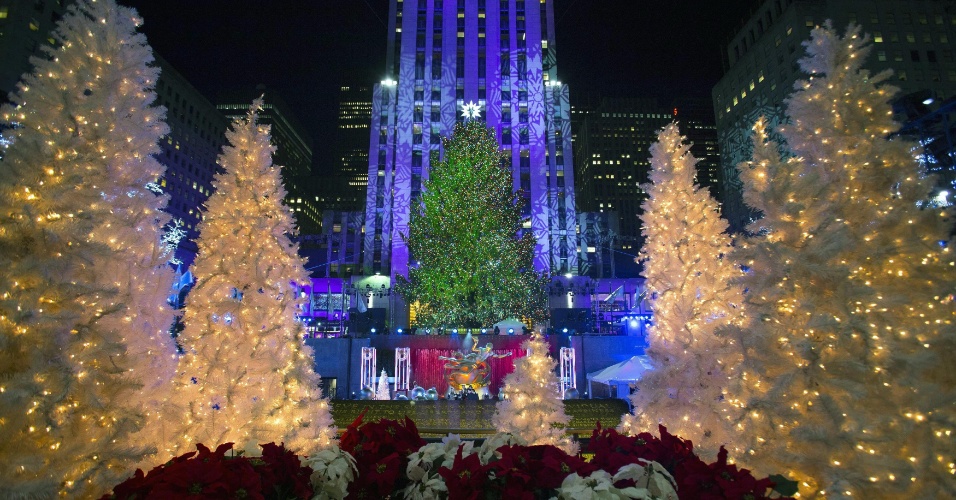 4.dez.2014 - As luzes da emblemática árvore de Natal do Rockefeller Center, em Nova York, foram acesas nesta quarta-feira (3) para dar as boas-vindas às festas de fim de ano na cidade. A partir desta noite e até 7 de janeiro, a árvore iluminará o coração da 'Big Apple' com mais de 45 mil lâmpadas, naquele que é o símbolo principal das festas natalinas na cidade desde 1933