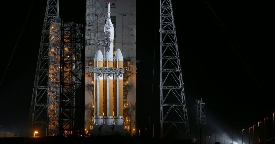 4.dez.2014 - O foguete Delta 4, que carrega a cápsula Orion, é colocado na plataforma de lançamento em Cabo Canaveral, na Florida. O lançamento da cápsula, que estava marcado para às 7h05 desta quinta-feira (10h05 no horário de Brasília), precisou ser adiado em algumas horas devido aos ventos no local. A espaçonave não tripulada dará duas voltas em torno da Terra e alcançará 5.800 quilômetros de altitude, o que é 15 vezes mais distante que o ponto de órbita da ISS (Estação Espacial Internacional). Quando a cápsula espacial retornar à Terra, um navio da Marinha a retirará do oceano