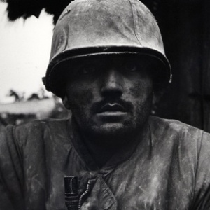 Foto tirada por Don McCullin em 1968 de um soldado da Marinha que teve traumas após a Guerra do Vietnã - Don McCullin