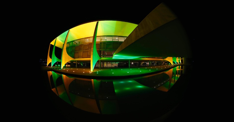 01.jul.2014 - Foto tirada com lente "olho de peixe", mostra vista do Palácio do Planalto do Brasil, projetado pelo arquiteto brasileiro Oscar Niemeyer em Brasília