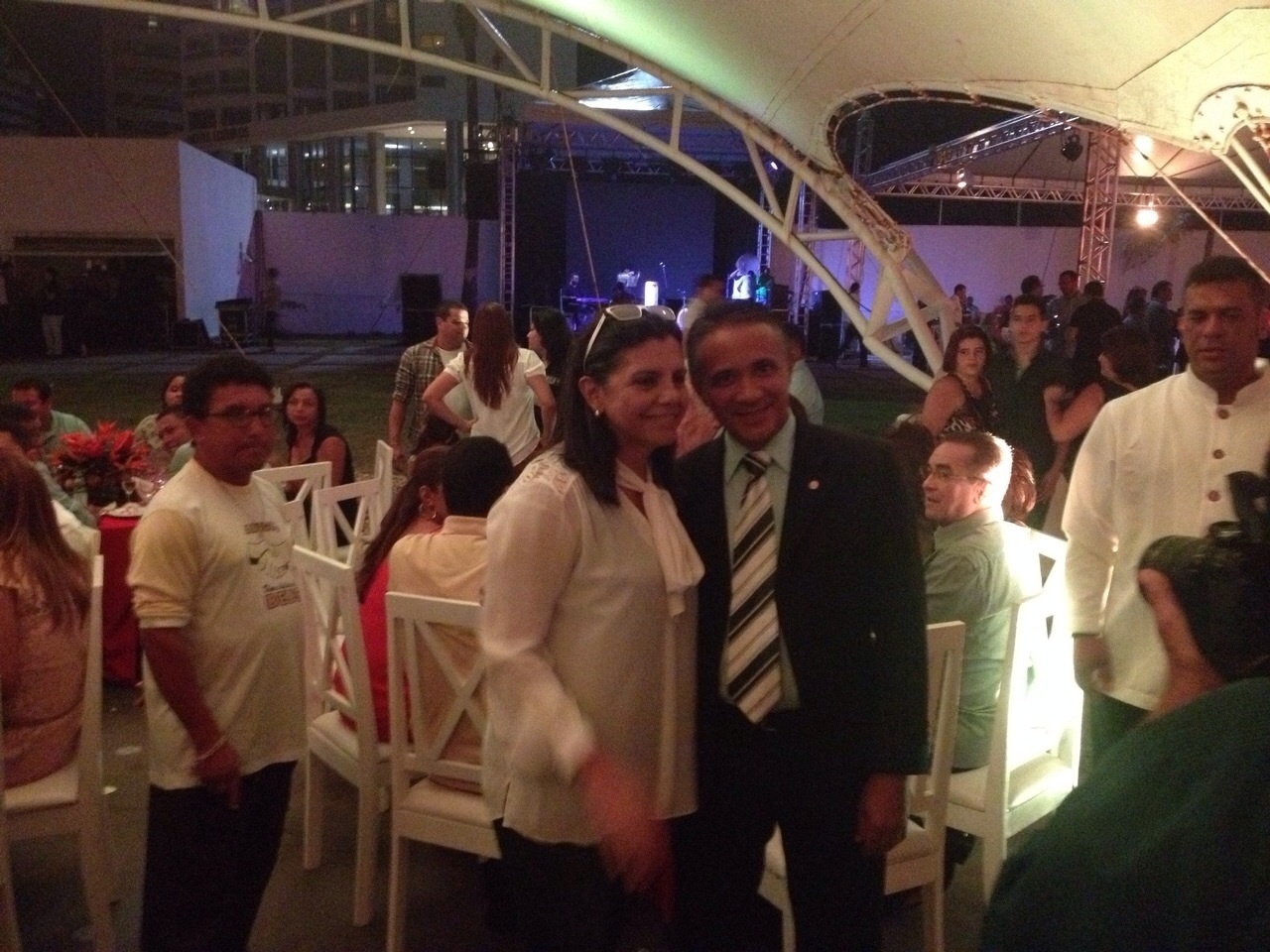 4.dez.2014 - Uma grande festa na Casa de Veraneio do governo do Estado do Maranhão marcou, na noite desta quinta-feira (4), a despedida da governadora Roseana Sarney (PMDB) à frente do cargo. Regada a vinho e uísque, a festa reuniu aliados e foi marcada pela empolgação da governadora, que pulo, cantou e dançou no palco - Jeisael Marx/Divulgação