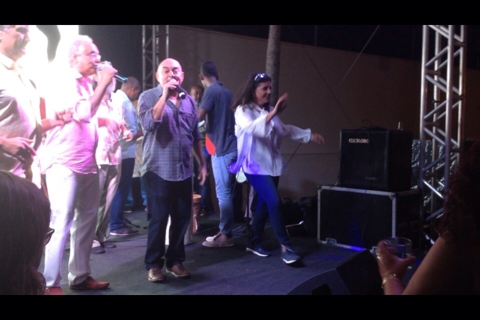 4.dez.2014 - Uma grande festa na Casa de Veraneio do governo do Estado do Maranhão marcou, na noite desta quinta-feira (4), a despedida da governadora Roseana Sarney (PMDB) à frente do cargo. Regada a vinho e uísque, a festa reuniu aliados e foi marcada pela empolgação da governadora, que pulo, cantou e dançou no palco - Jeisael Marx/Divulgação