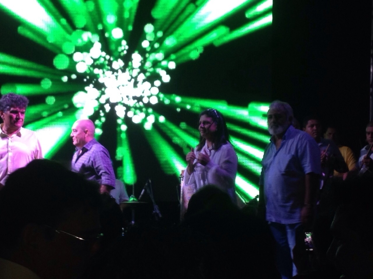 4.dez.2014 - Uma grande festa na Casa de Veraneio do governo do Estado do Maranhão marcou, na noite desta quinta-feira (4), a despedida da governadora Roseana Sarney (PMDB) à frente do cargo. Regada a vinho e uísque, a festa reuniu aliados e foi marcada pela empolgação da governadora, que pulo, cantou e dançou no palco - Jeisael Marx/Divulgação