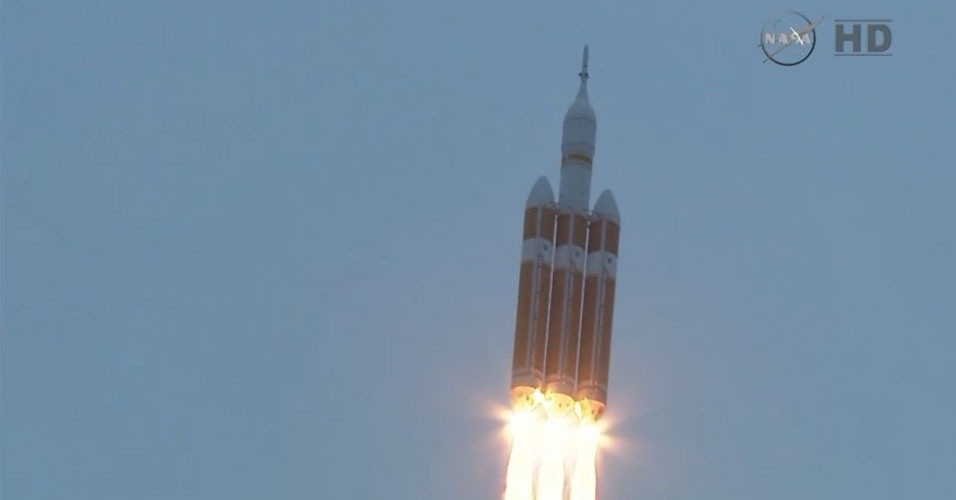 5.dez.2014 - Foguete Delta 4, que carrega a cápsula Orion, é lançado pela Nasa (agência espacial americana) da plataforma em Cabo Canaveral, na Florida. O lançamento da cápsula, que estava marcado para às 7h05 de quinta-feira (10h05 no horário de Brasília), precisou ser adiado para sexta-feira devido à problemas técnicos. A espaçonave não tripulada dará duas voltas em torno da Terra e alcançará 5.800 quilômetros de altitude, o que é 15 vezes mais distante que o ponto de órbita da ISS (Estação Espacial Internacional). Quando a cápsula espacial retornar à Terra, um navio da Marinha a retirará do oceano