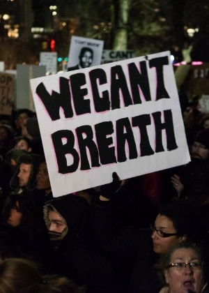 5.dez.2014 - Manifestante segura cartaz com os dizeres "não conseguimos respirar", em referência às últimas palavras de Eric Garner, que teria dito "não consigo respirar" ao ser morto sufocado por policial com uma gravata - Alena Kuzub/Xinhua