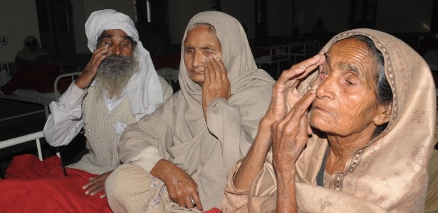 Indianos perderam a visão após cirurgia de catarata feita por ONG - Narinder Nanu/AFP 