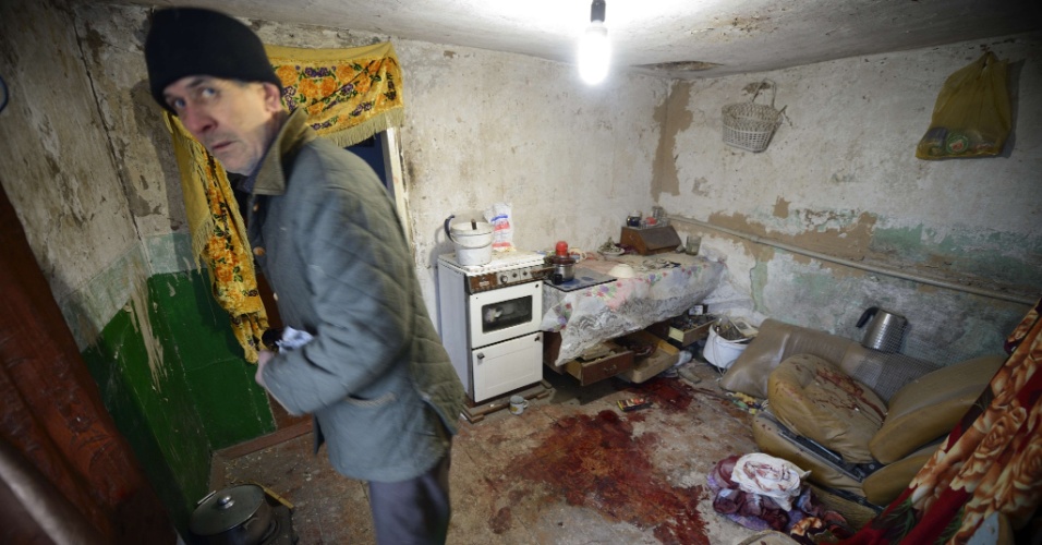 06.dez.2014 - Homem mostra casa em Donetsk, no leste da Ucrânia, onde um parente dele morreu após ser ferido por estilhaços. A região é controlada por rebeldes pró-Rússia