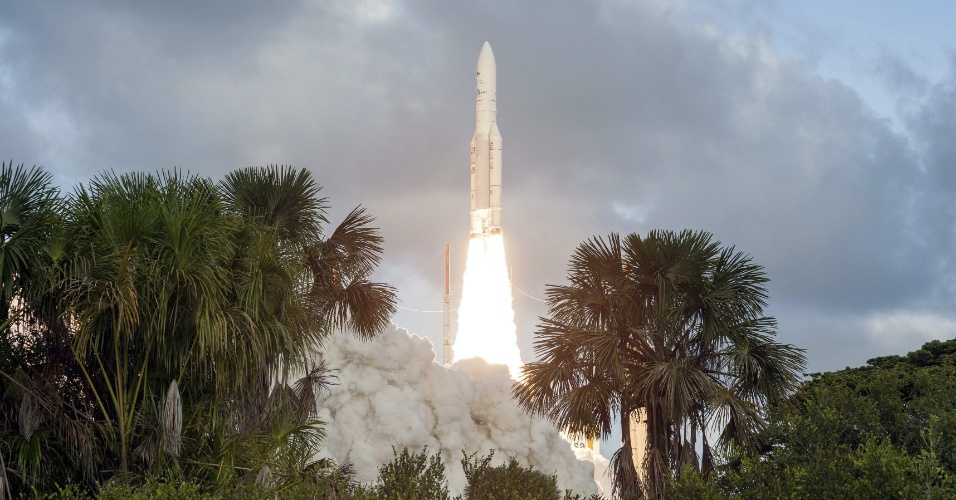 7.dez.2014 - Foguete Ariane 5 é lançado de uma base em Kourou, na Guiana Francesa, nesse sábado (6), para colocar em órbita os satélites de telecomunicações Directv-14, dos Estados Unidos, e GSAT-16, da Índia