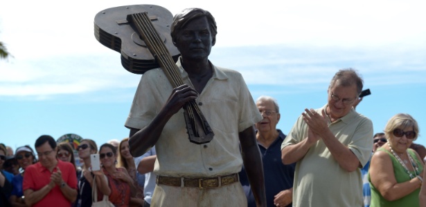 Estátua de Tom Jobim inaugurada nesta segunda (8) na orla do Rio de Janeiro - ERBS JR./Frame/Agência O Globo