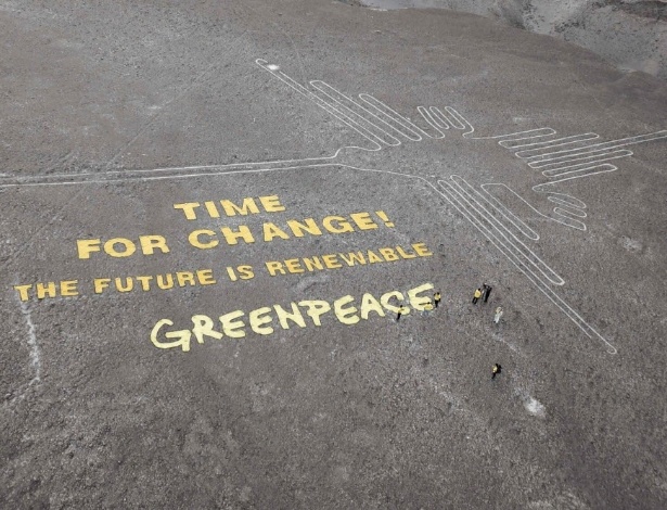 Ativistas do Greenpeace deixaram mensagem sobre futuro renovável nas linhas de Nazca - Greenpeace/EFE