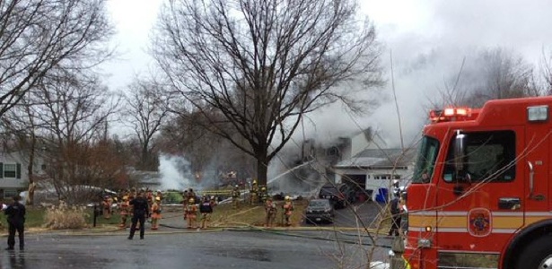 Avião modelo EMB-500/Phenom100 caiu sobre uma casa em Gaithersburg, Maryland (EUA) - Montgomery County Fire & Rescue Service/Reuters