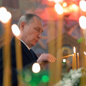 8.dez.2014 - O presidente russo Vladimir Putin visita a Igreja do Venerável Sérgio de Radonezh em Tsarskoye Selo - Alexei Druzhinin/Pool/AFP