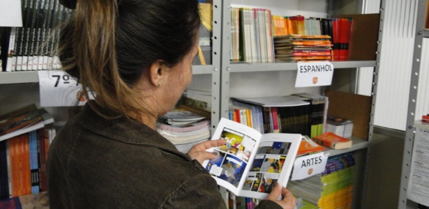Mãe de aluno do Colégio Pio XII escolhe livro didático na sala da Bibliotroca - Divulgação